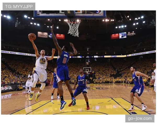 魔术险胜快船,关键时刻攻防转换效率决定比赛结果 魔术险胜快船,关键时刻攻防转换效率决定比赛结果