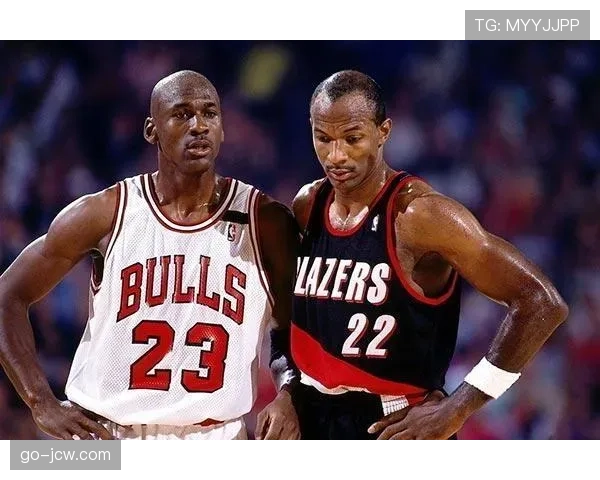 巴伦西亚杜罗亚列姆丘克锋线组合，场均3.2次成功反抢